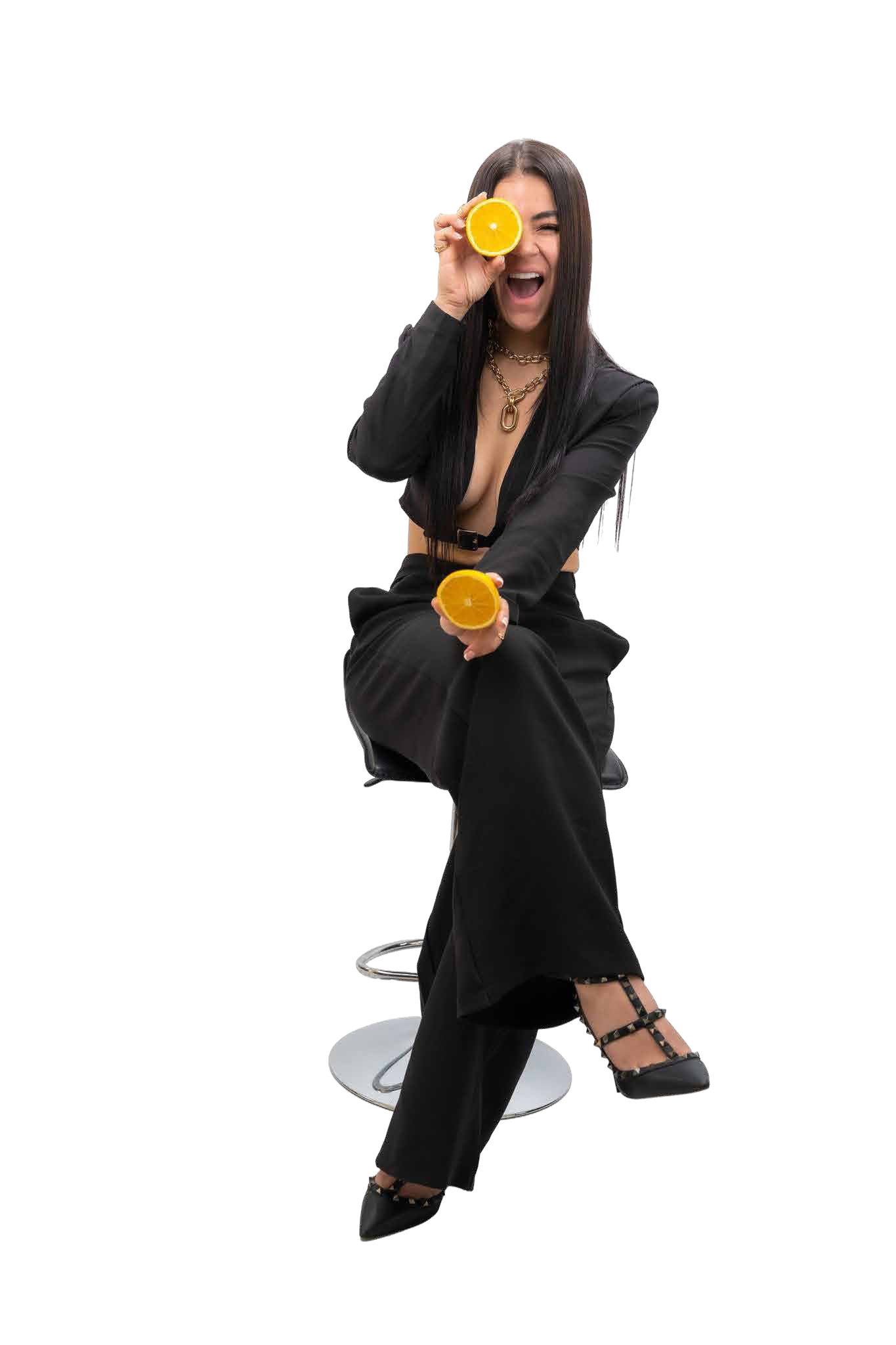Manuela Espinosa sonriendo y sosteniendo una rodaja de naranja